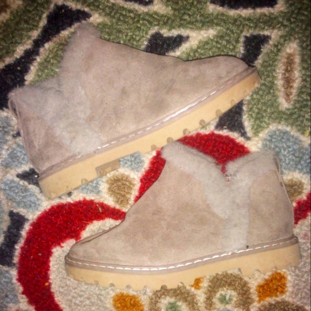 Girls tan ankle boots size 10 fur like new